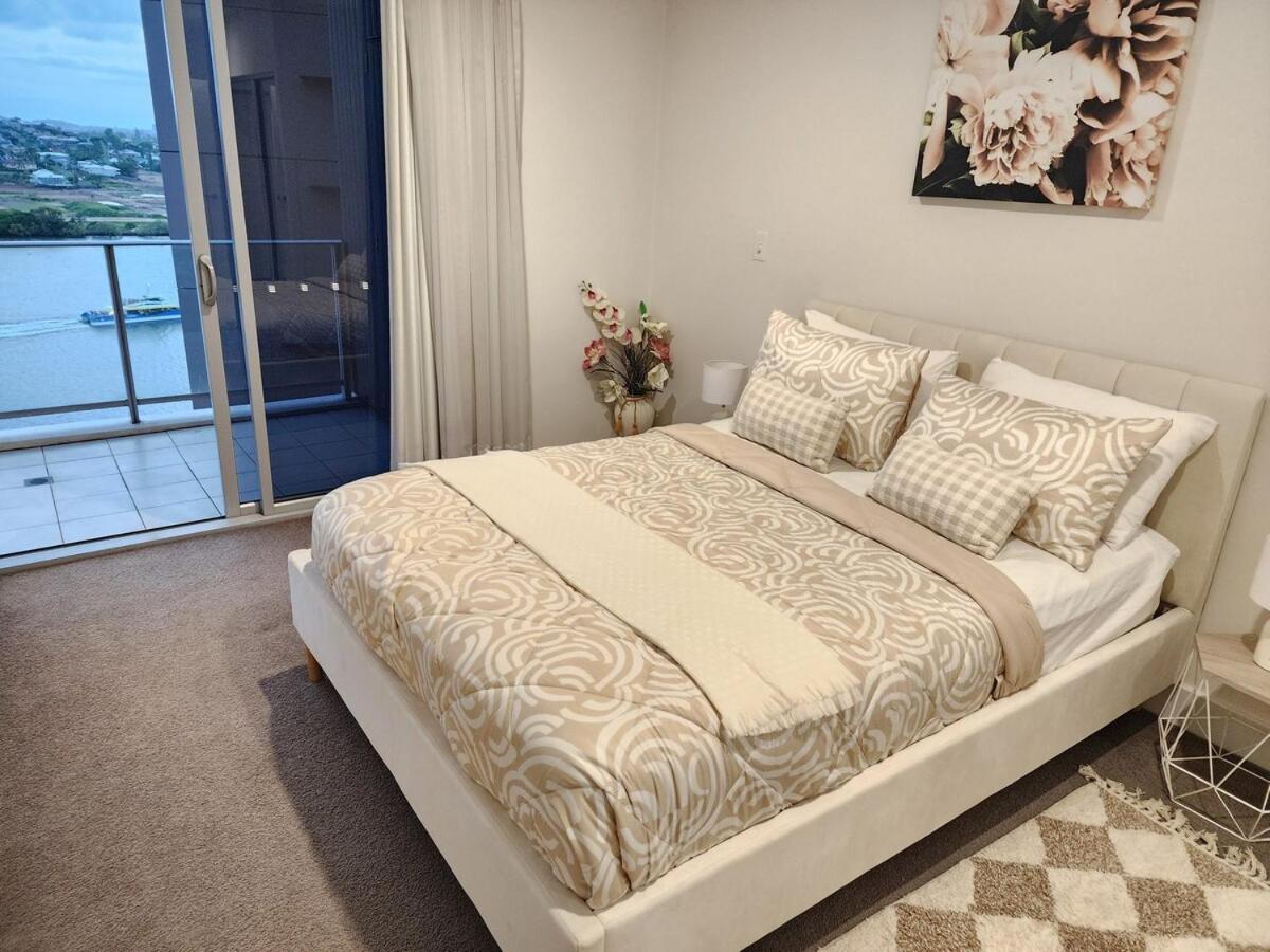 Spacious River View Escape With Free Secure Park - 2br, 2ba And Sofa Bed Apartment